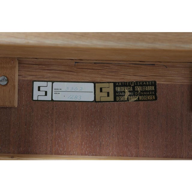 1980s 5362 Coffee Table in Oak and Veneer by Børge Mogensen for Fredericia Chair Factory, 1983 For Sale - Image 5 of 6