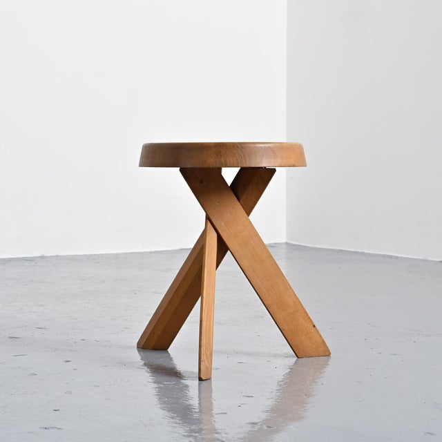 The S31 stool by Pierre Chapo, designed in 1974, remains an icon of 20th-century design. Its design skillfully combines...