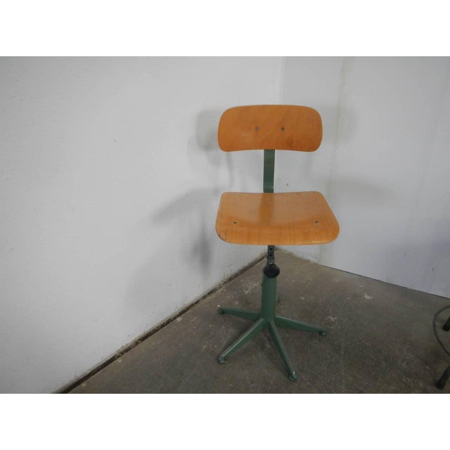 5-legged green iron stool with beech laminate back and seat. The backrest is reclining. The seat measures 40x40 cm....