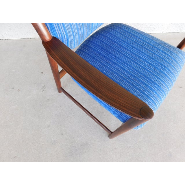 Mid-Century Rosewood Modern Arm Lounge Chair Good Sturdy Condition, some soiling on the backrest - see all photos - may...