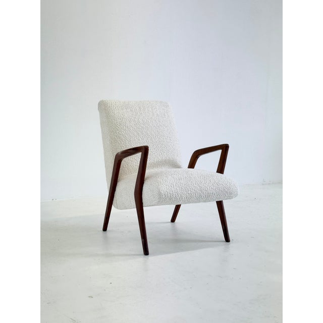 Mid-Century Italian Lounge Armchair in Cherrywood and White Bouclé, 1950s, in Very Good conditions. Designed 1950 to 1959