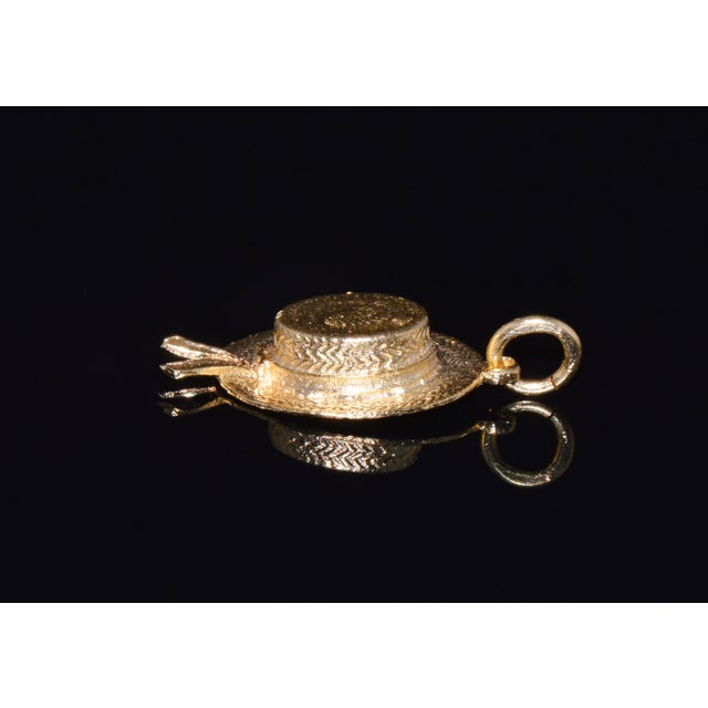 This detailed Venetian gondolier hat charm is crafted in solid 18K yellow gold and designed as a three-dimensional...