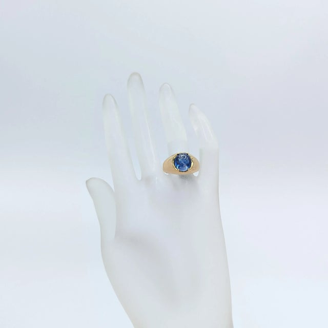 Contemporary Blue Sapphire Oval Cabochon Dome Ring in 14K Yellow Gold, size 7.75 For Sale - Image 3 of 7