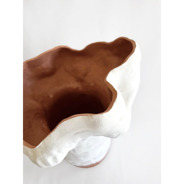 Carefully handcrafted vase, perfect for dried flowers or on its own without anything. Materials: terracotta, glaze,...