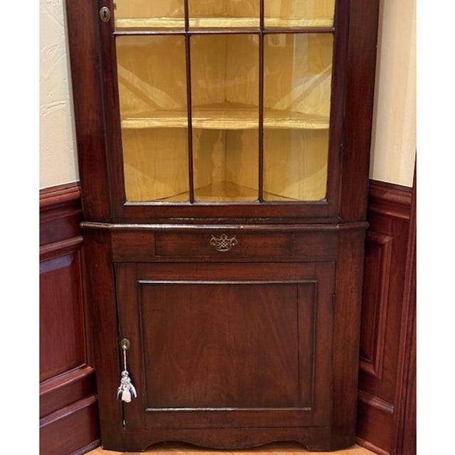 DETAILS A small scale, antique English Georgian period corner display and storage cabinet. The upper half with a single...