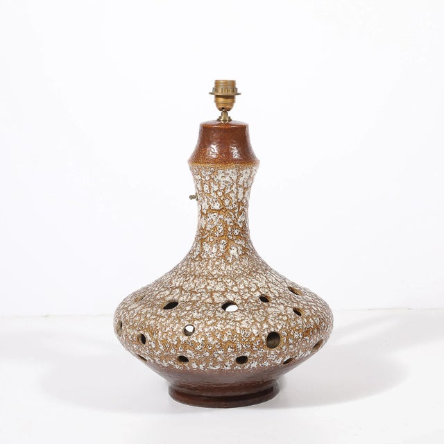 1950s Mid-Century Organic Pitcher Form Ceramic Table Lamp With Illuminated Cutouts For Sale - Image 5 of 17
