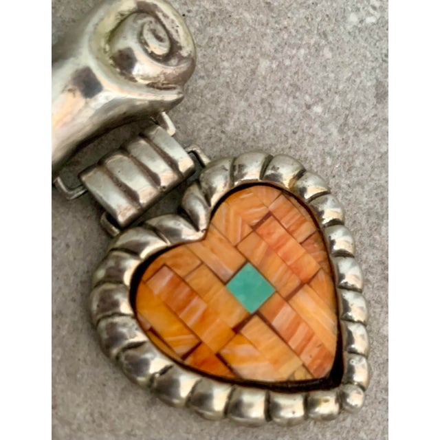 1980’s Dian Malouf Sterling Heart Pin/Brooch, Turquoise & Spiny Oyster Mosaic Center With Rope-Style Surround & Scroll Bar at the Top For Sale In San Antonio - Image 6 of 12