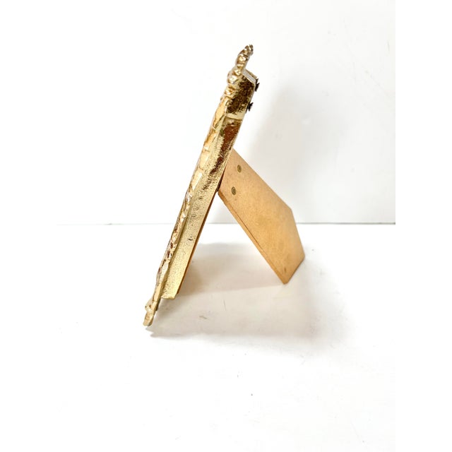 1980s Hollywood Regency Gilt Feather Picture Frame – Vintage Gold Leaf Palm Beach Glam Tabletop Frame For Sale - Image 5 of 8