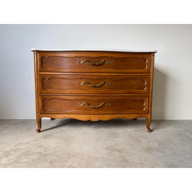 1960s Vintage French Provincial Louis XV Style Walnut & White Marble Top Three-Drawer Commode For Sale - Image 4 of 17