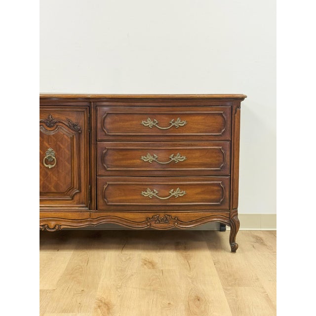 Thomasville Ornate Thomasville French Provincial 9 Drawer Dresser With Metal Pulls Vintage For Sale - Image 4 of 12