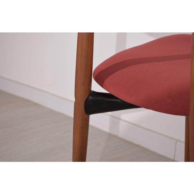 An elegant set of six Italian chairs from the 1960s, featuring a simple and harmonious design typical of modern antiques...