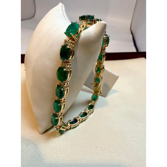 Emerald 23 Carat Natural Zambian Emerald & 1.6 Ct Diamond Tennis Bracelet 14 Karat Gold For Sale - Image 8 of 18