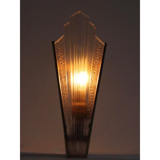 Art Deco wall lamp with brass bracket and etched glass plaque featuring an Art Deco motif. Very good condition. Up to 250V...