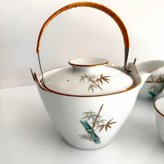 The Noritake “Oriental” 6341 has a minimalistic Japanese bamboo design aesthetic. Officially called a snack set, I prefer...