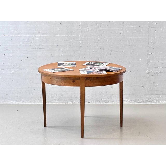 Brown Round Dining Table in Alder Wood For Sale - Image 8 of 16