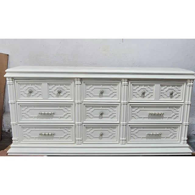 1970s Thomasville Hollywood Regency 3 Piece Bedroom Set – Original Hardware-1970s Restored For Sale - Image 5 of 11