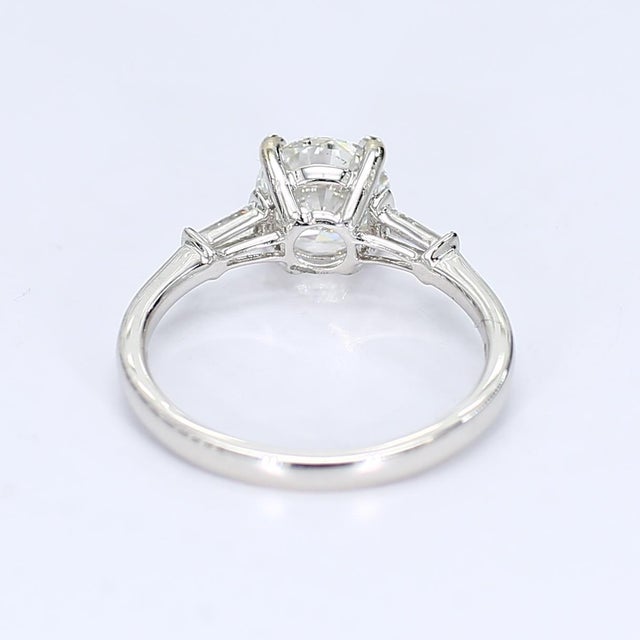18k White Gold Engagement Ring With Round Diamond Center & Accents - Size 6.5 For Sale - Image 4 of 6