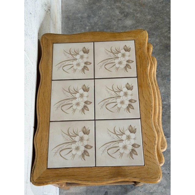Mid-Century Modern Oak Ceramic Tile-Top Nesting Tables Set of 3 Floral Spindle Legs Traditional Vintage For Sale - Image 3 of 11