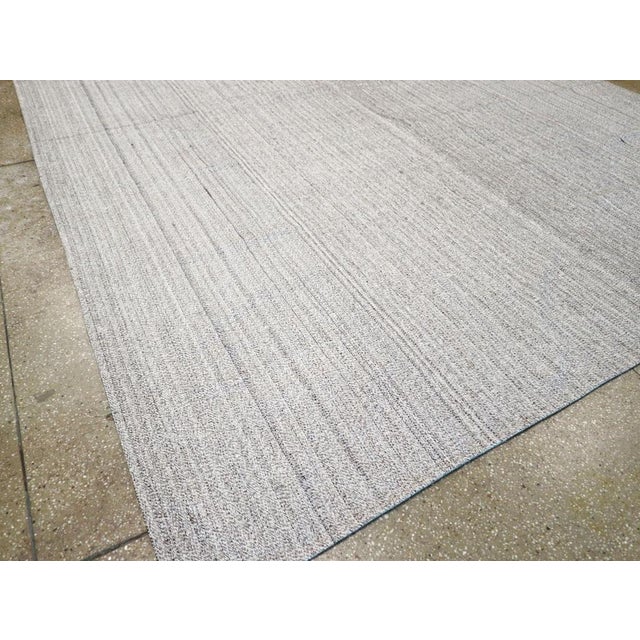 Galerie Shabab Collection Mid-20th Century Vintage Turkish Flatweave Kilim Room Size Carpet For Sale In New York - Image 6 of 8