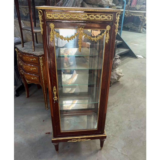 French Grand French-Style Display Vitrine – Rich Wood Finish, Mirrored Interior, Glass Shelves & Ornate Gold Leaf Details For Sale - Image 3 of 3