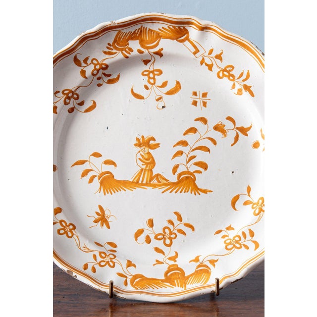 Diameter: 25 cm Height: 3 cm Some glaze losses to the edge. Marked underneath.