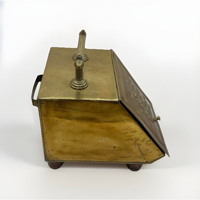 Antique Late Victorian English Brass Coal Scuttle With Embossed Floral & Bee Motif For Sale In Richmond - Image 6 of 10