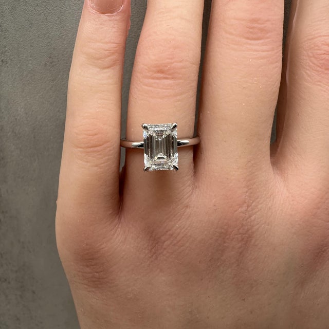 Early 21st Century 14kt White Gold Lab Grown Diamond Solitaire Ring – 3.10ct Emerald Cut, Igi, Size 6.5 For Sale - Image 5 of 7