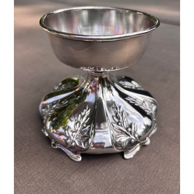 French Country Antique Queen City Silver Co. Silverplate Compote Pedestal Bowl | Laurel Motif | American Classical Centerpiece For Sale - Image 3 of 12