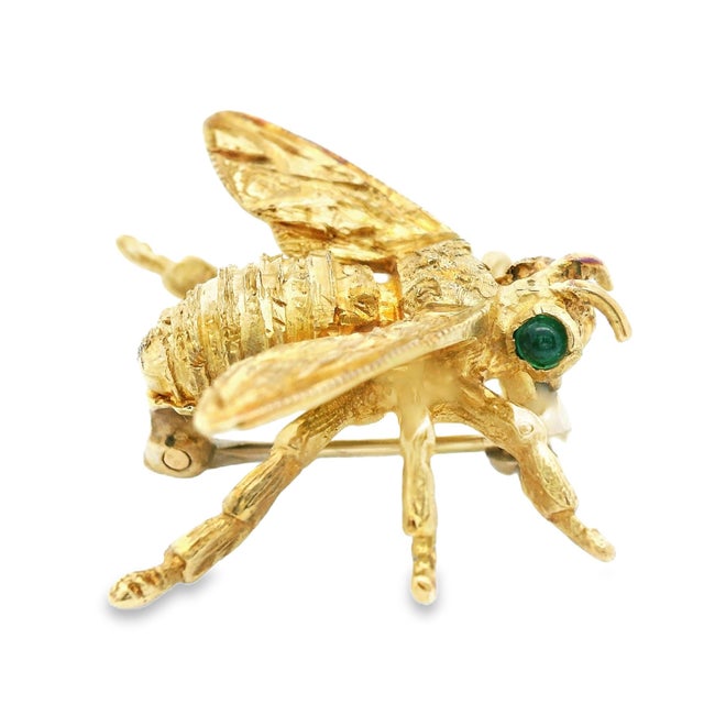 Contemporary 1980s 14k Yellow Gold & Emerald Bee Brooch For Sale - Image 3 of 13