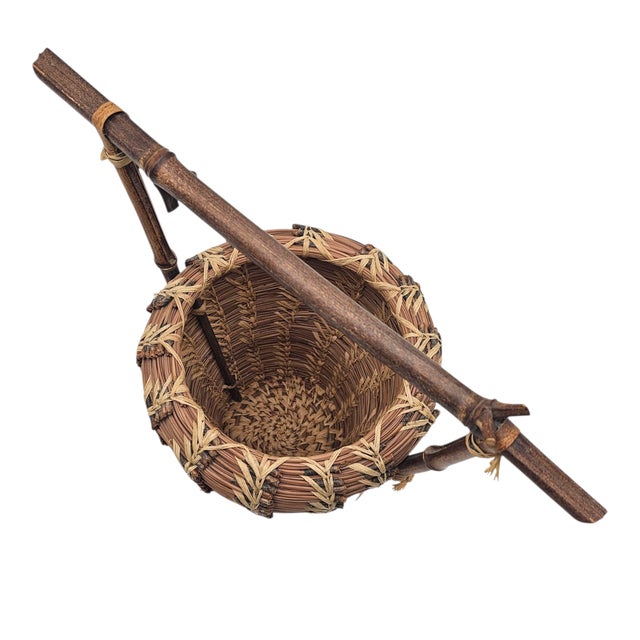 Vintage Alaskan Pine Needle Basket by Jennifer Kelly – Pipaluk Designs Native American Handwoven Vessel For Sale In San Francisco - Image 6 of 10