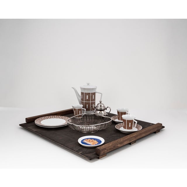 Mid century modern. Elegant. For two. Clear. Expressive. Timeless. At the heart of this set is a dinner service in the...