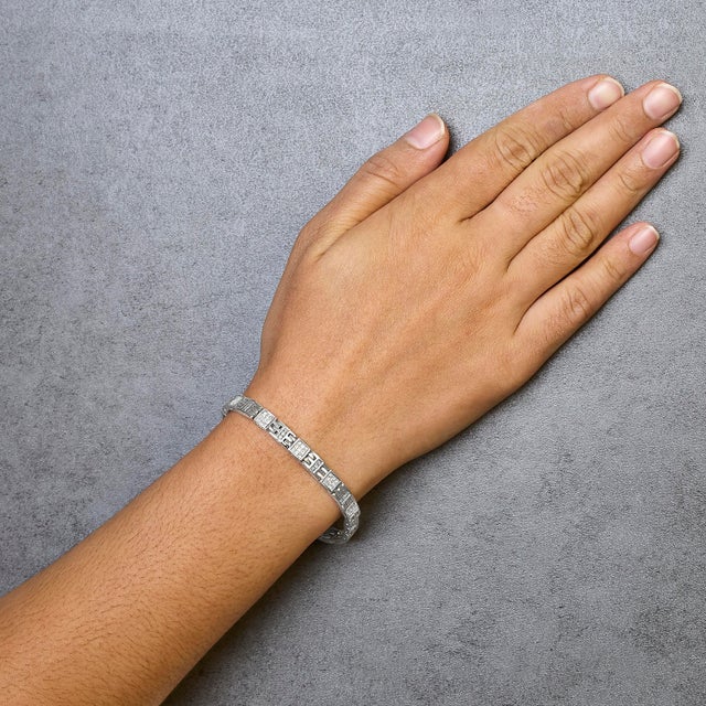 Early 21st Century 14K White Gold Princess-Cut white and Blue Diamond 3.00 cttw Fashion Link Bracelet (H-I Color, SI1-SI2 Clarity) For Sale - Image 5 of 6