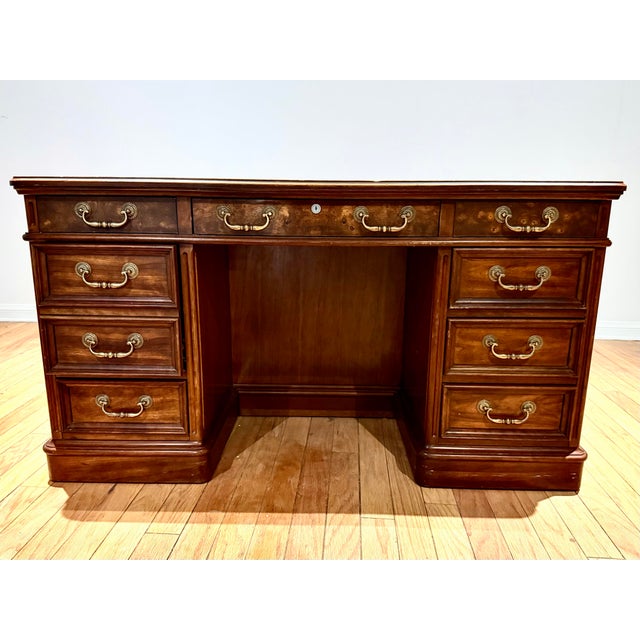 Sligh-Lowry Furniture Co. Mid-Century Sligh Kidney-Shaped Traditional Executive Mahogany Pedestal Desk For Sale - Image 4 of 9