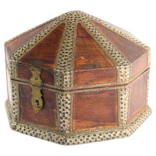 Mid 20th Century Large Asian Decorative Wooden Jewelry Box With Hammered Brass Metal Overlay For Sale - Image 13 of 13