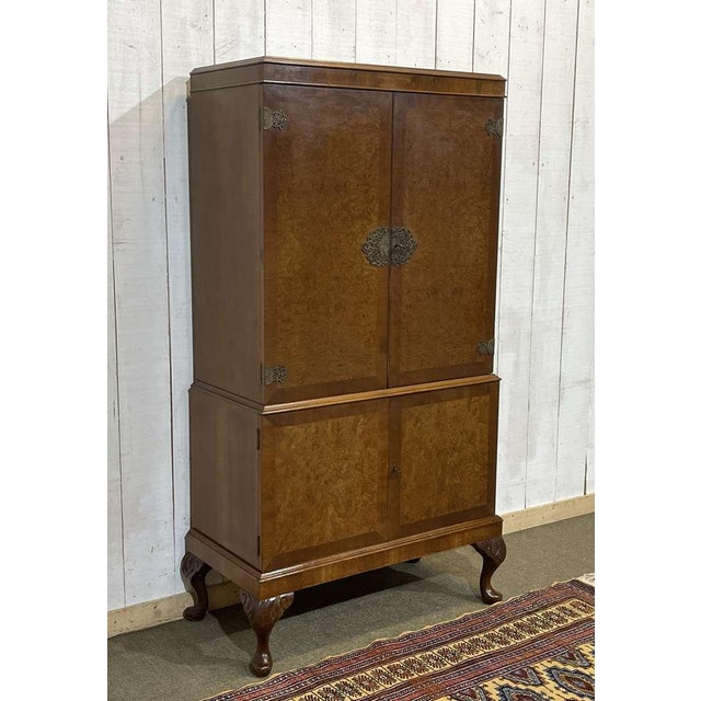 English bar buffet from the 1950s in walnut and walnut burl. W=83cm, H=1m52, D=42cm.