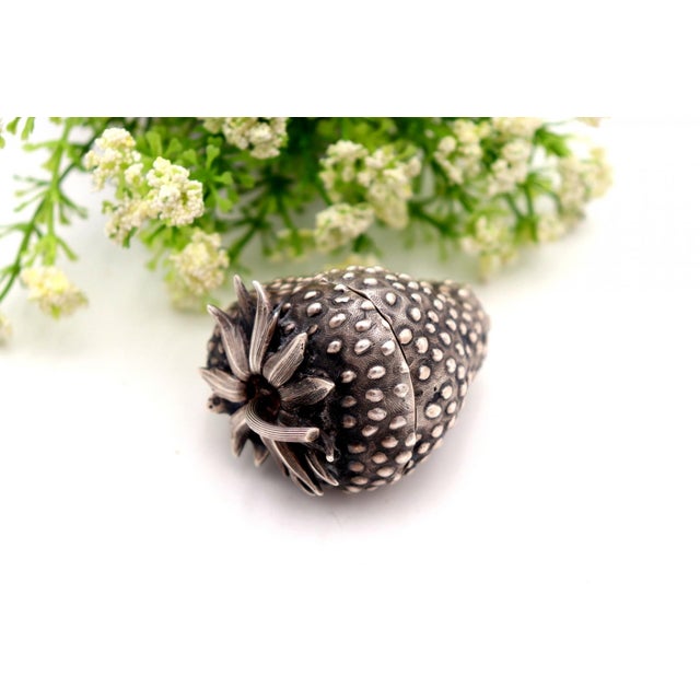 Strawberry-Shaped Box with Reliefs and Applications For Sale - Image 6 of 6