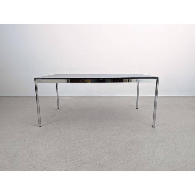 We are offering two beautiful and very well-preserved USM Haller desks with black wooden tabletops for sale. Condition:...