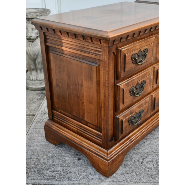 1980s Vtg. Pair of Link-Taylor Americana Style Solid Maple Three Drawer Nightstands For Sale - Image 5 of 13