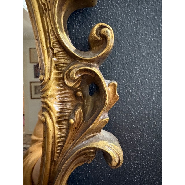 Mid 20th Century Vintage Ornate Gold Mirror - Syroco Wood and Gilt Style - 15” X 24.5” - Baroque Inspired - Palm Beach Regency & Grandmillennial Decor - See Pics! For Sale - Image 5 of 8