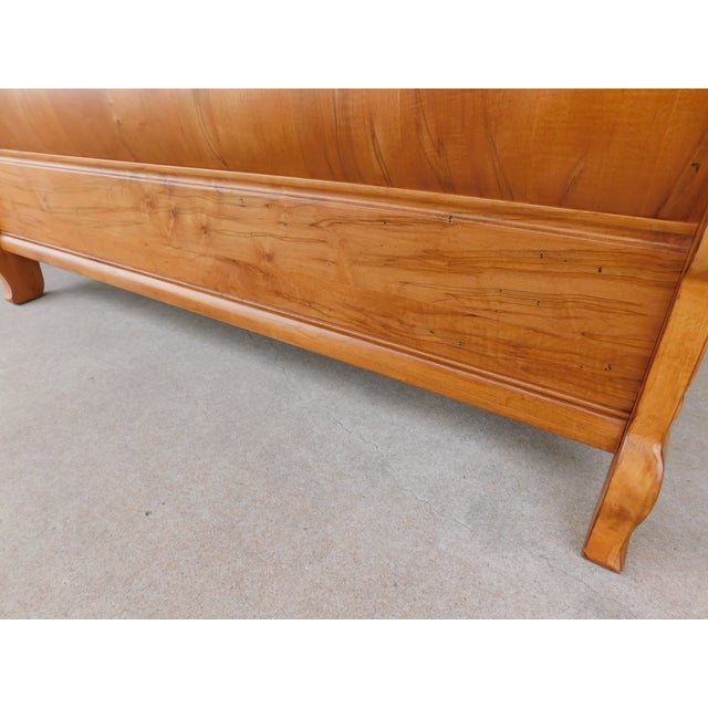 English Ethan Allen Legacy Collection Queen Size Sleigh Bed 13-56405 Finish 213 For Sale - Image 3 of 17