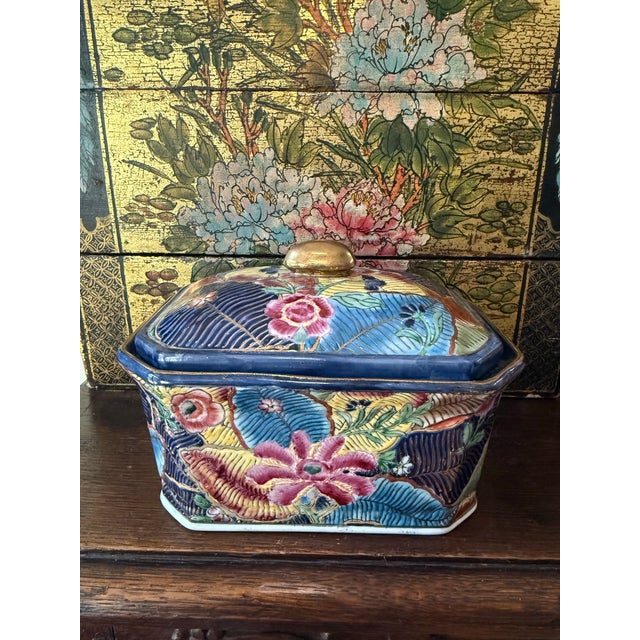 Chinoiserie Vintage Winterthur Oriental by Vintage Accent Tobacco Leaf Style Porcelain Lidded Box For Sale - Image 3 of 8