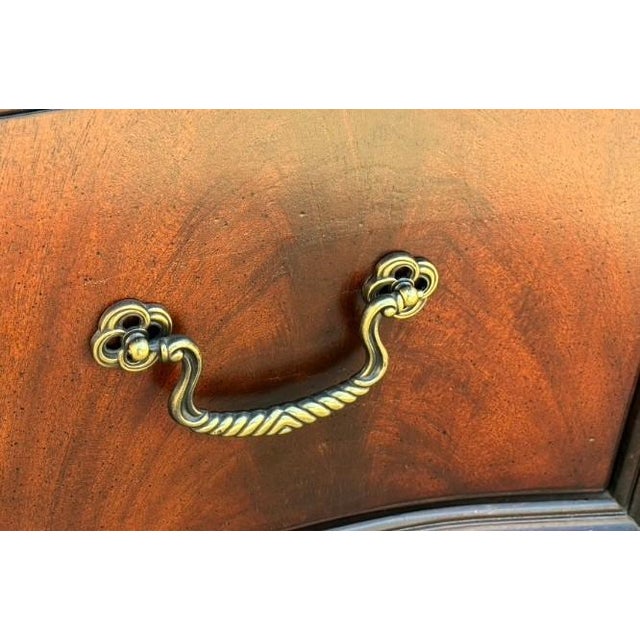 1990s Thomasville Mahogany Bogart Serpentine Curio Cabinet Hutch Shelf Breakfront For Sale In Philadelphia - Image 6 of 18
