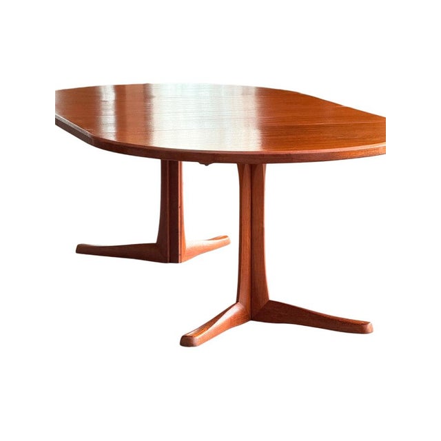1960s Mid-Century Modern Round Extendable Dining Table in Teak from McIntosh, 1960s For Sale - Image 5 of 13