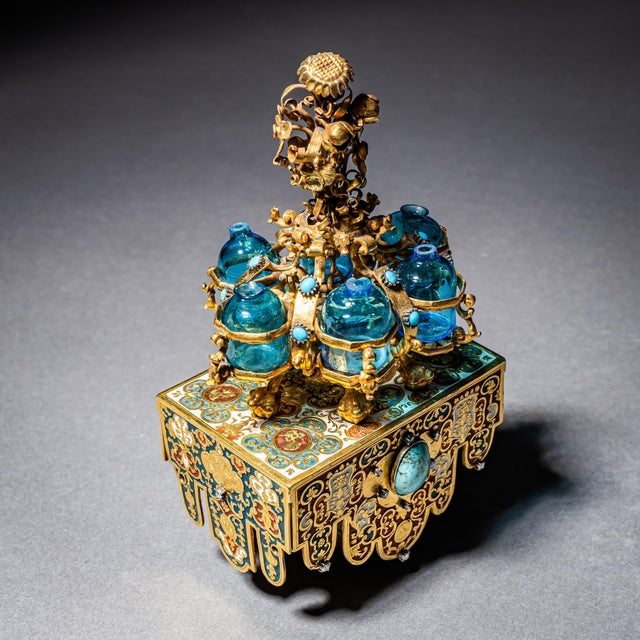 Gold Sedan Chair with Perfume Flasks in the style of Johann Melchior Dinglinger, Saxony, 1700, Set of 7 For Sale - Image 4 of 10