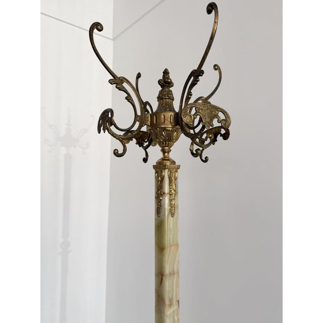 Mid-Century Modern Vintage Italian Onyx Marble and Brass Hall Tree with Rotating Crown and Sculptural Base, 1960s For Sale - Image 3 of 18