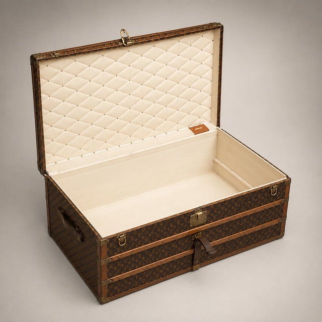 Trunk from Louis Vuitton, 1920s For Sale - Image 3 of 16