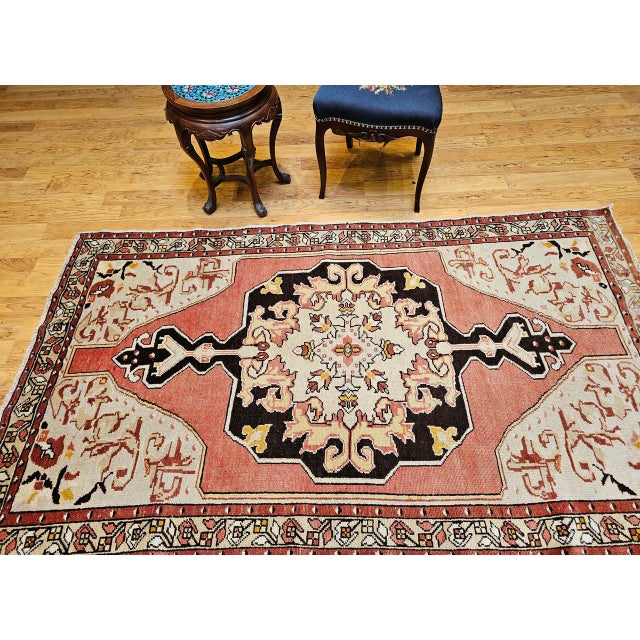Mid 20th Century Vintage Turkish Oushak Area Rug, Handwoven Wool, 1920s Cream & Pink, 5' x 8' For Sale - Image 5 of 17