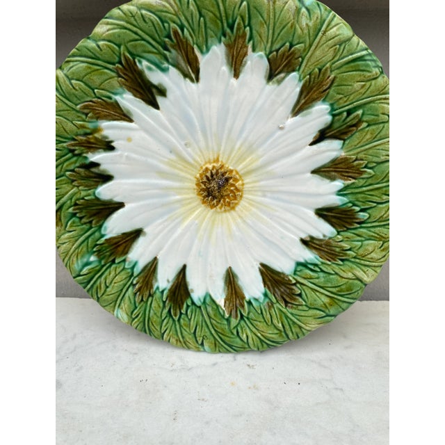 French Country French Majolica Daisy Plate Orchies, Circa 1890 For Sale - Image 3 of 6