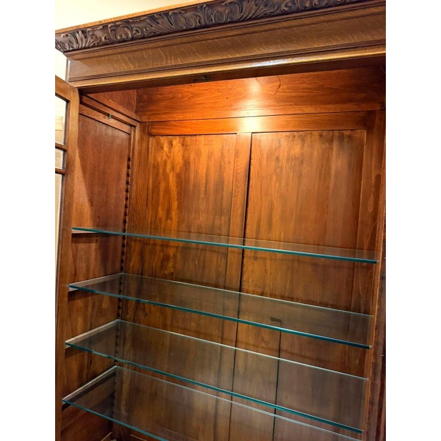 Antique C. 1900-1915 Quarter-Sawn Tiger Oak Beveled Glass Display China Cabinet For Sale - Image 15 of 18