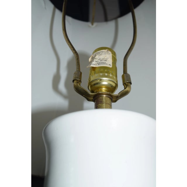 1960s Mid-Century White Porcelain Table Lamp With Sculptural Gilt Handles (Hollywood Regency) For Sale - Image 5 of 5